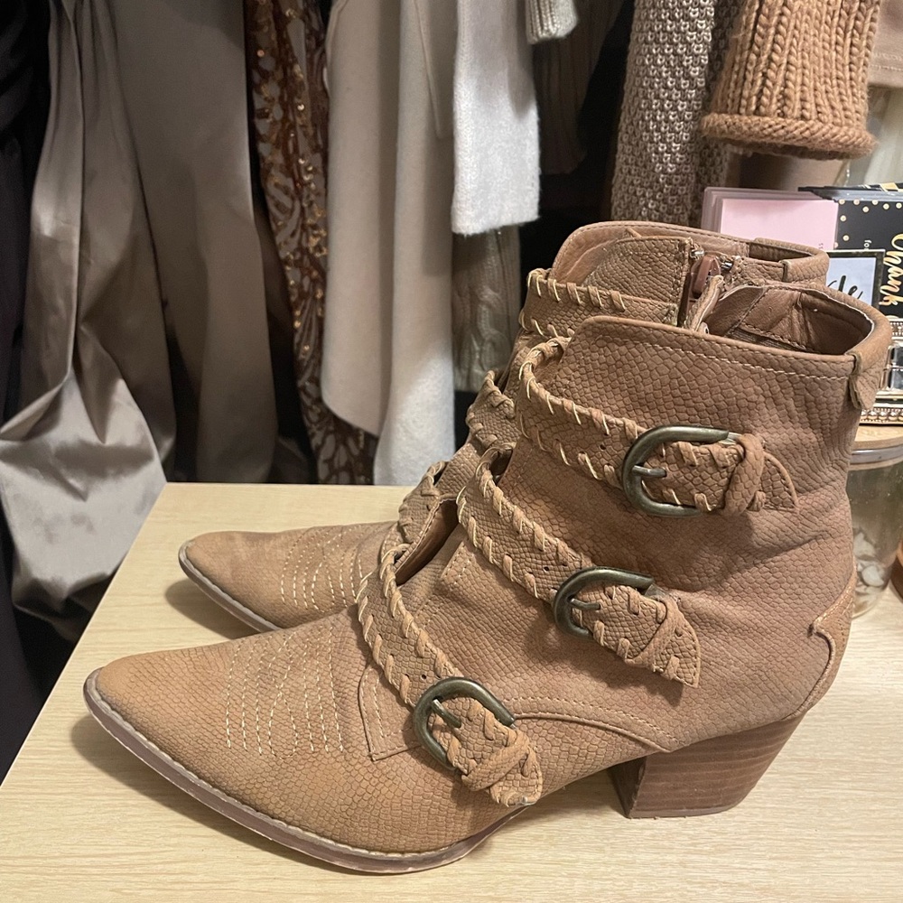 Coconuts by Matisse faux‑snakeskin booties, size 9.